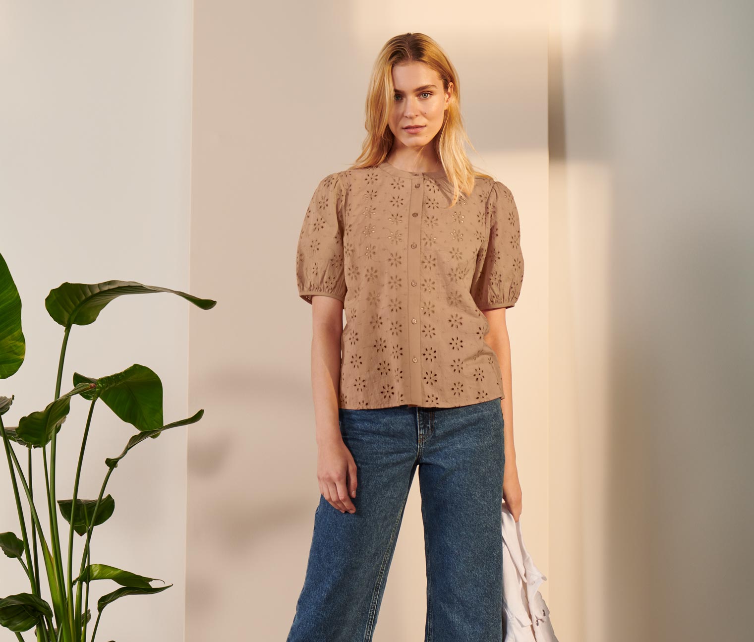 Bluse mit Lochstickerei