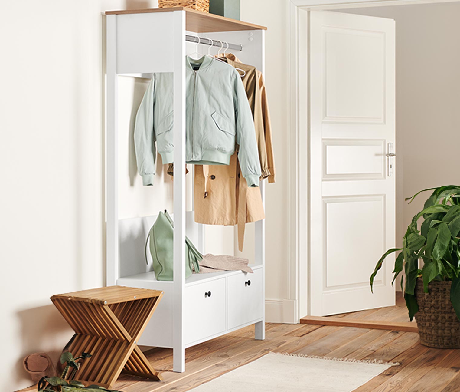 Garderobe mit grossen Schubladen