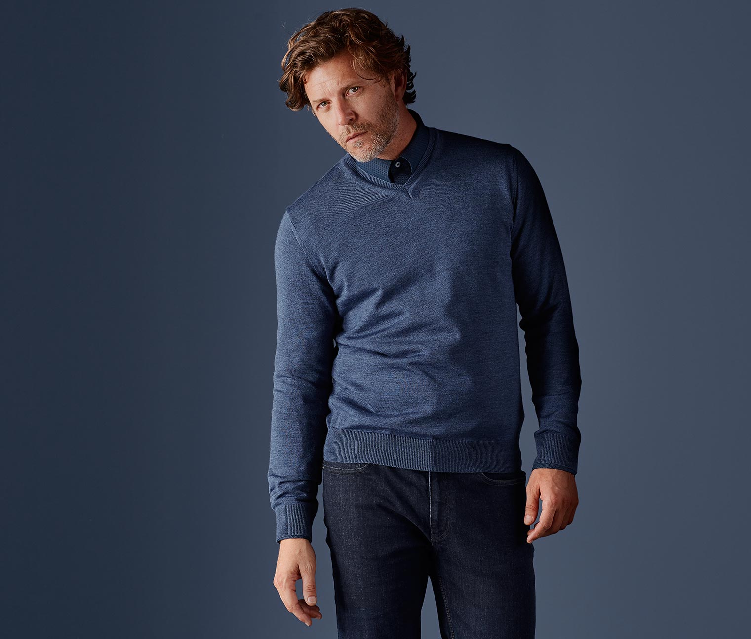 Merino-Pullover mit V-Neck, mittelblau meliert